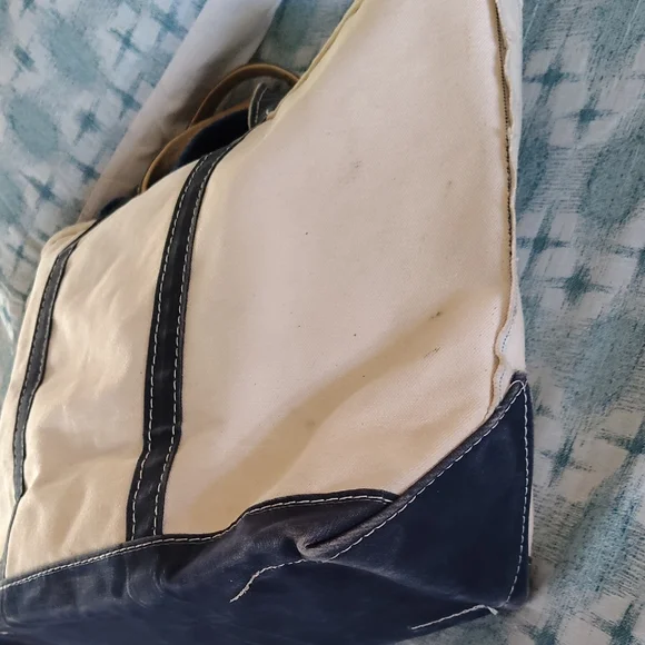 Vintage L.L. Bean Tan and Navy Blue Travel Bag with Minimalist Design - Picture 8 of 13
